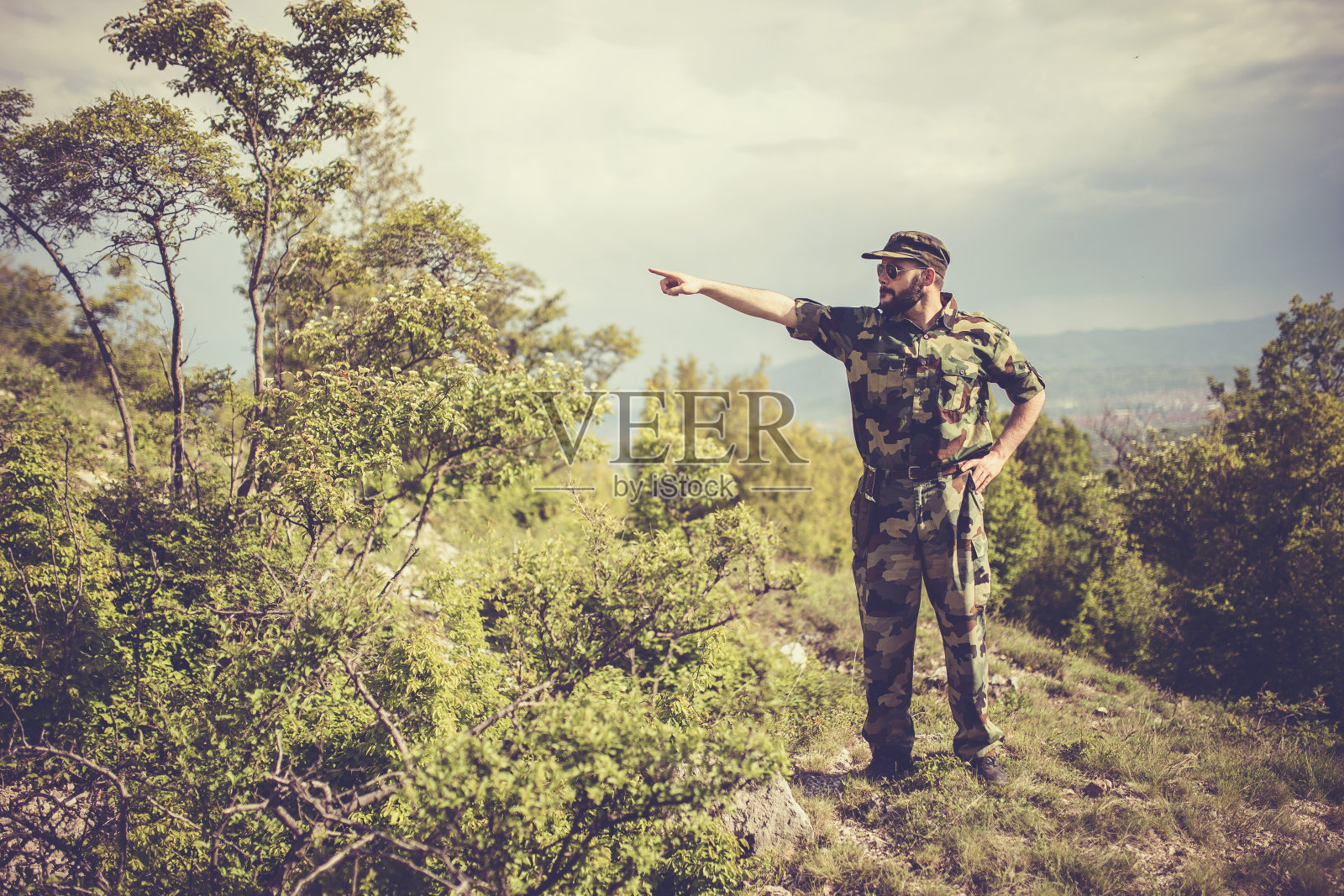 士兵领路照片摄影图片