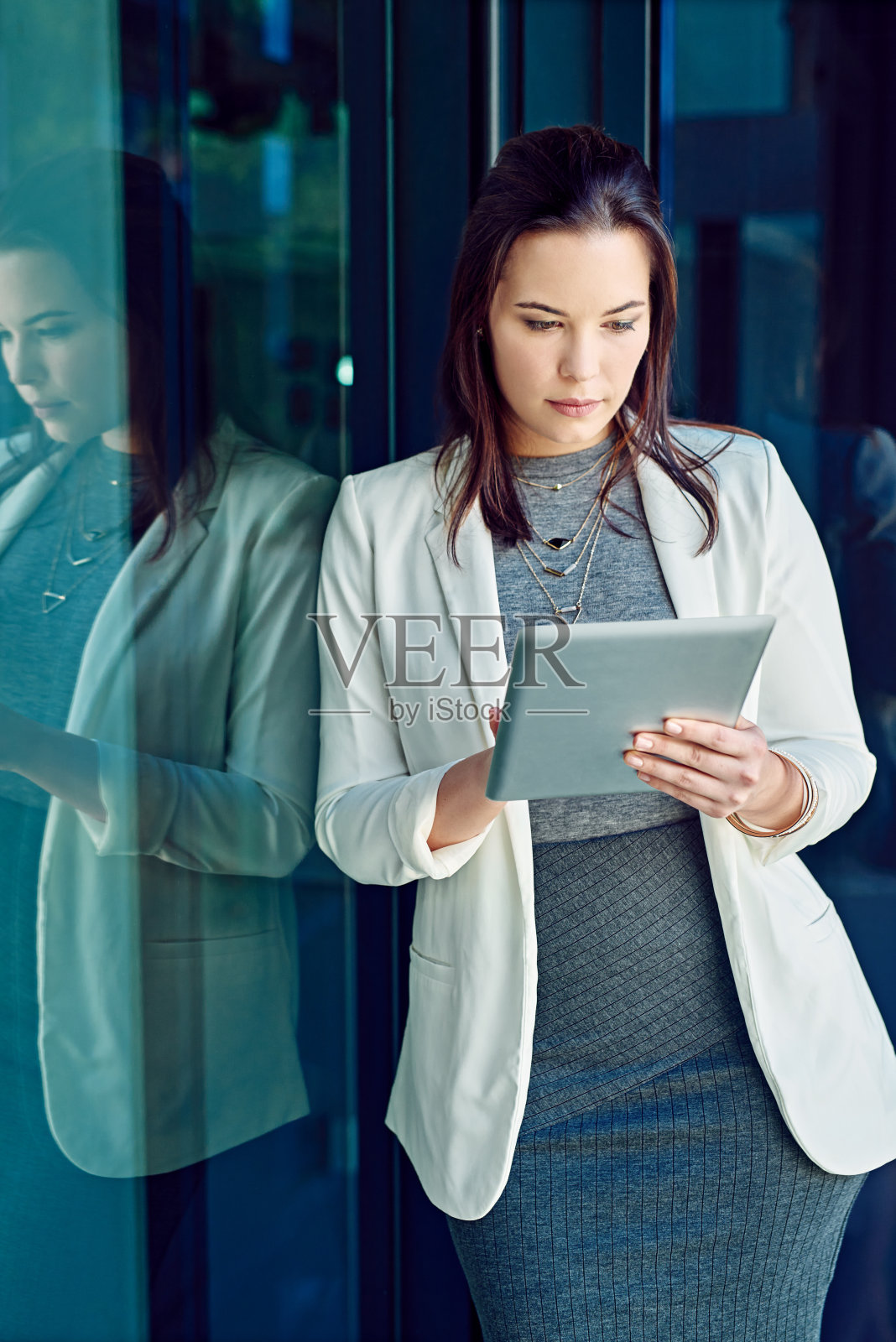 密切关注她的工作安排照片摄影图片