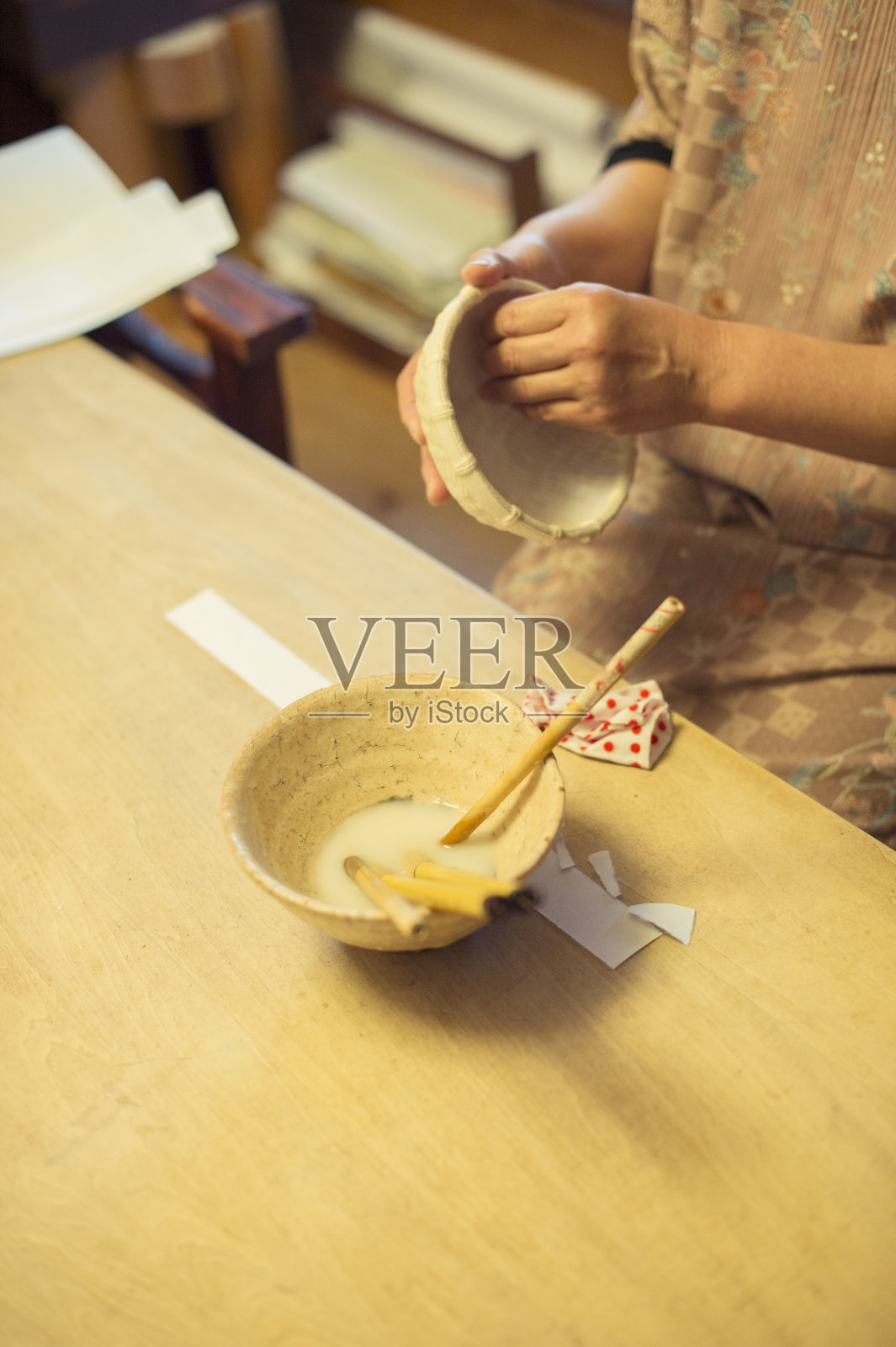 漆工在自己的工厂工作照片摄影图片