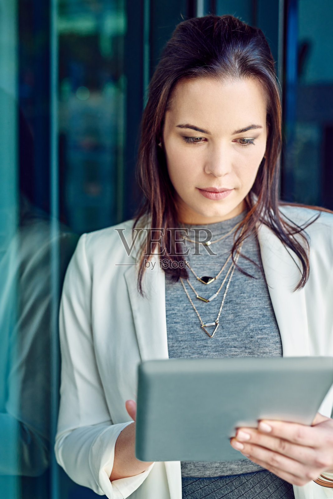 她的平板电脑能满足她的业务需求照片摄影图片