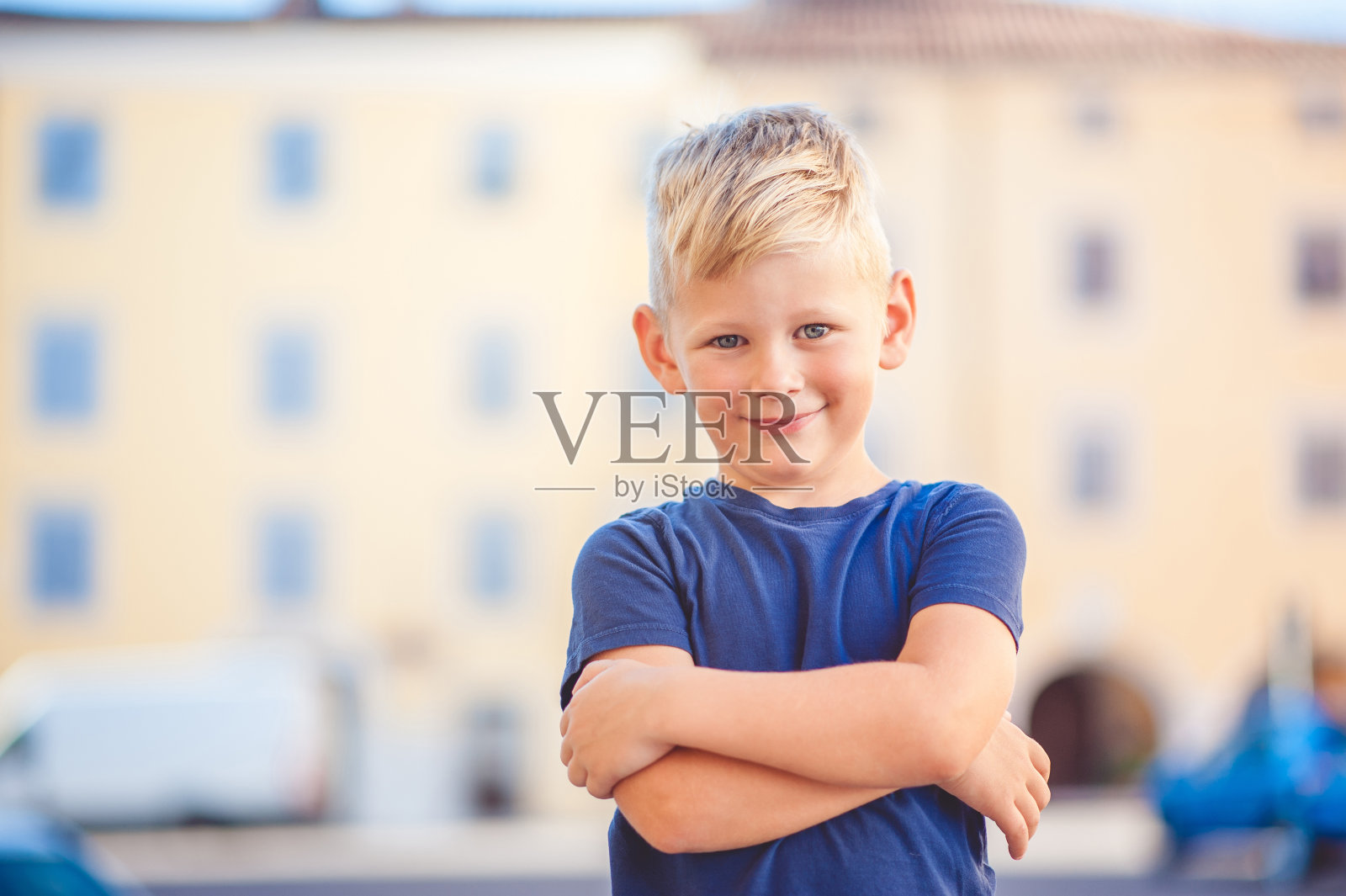 小男孩在城市里摆姿势照片摄影图片