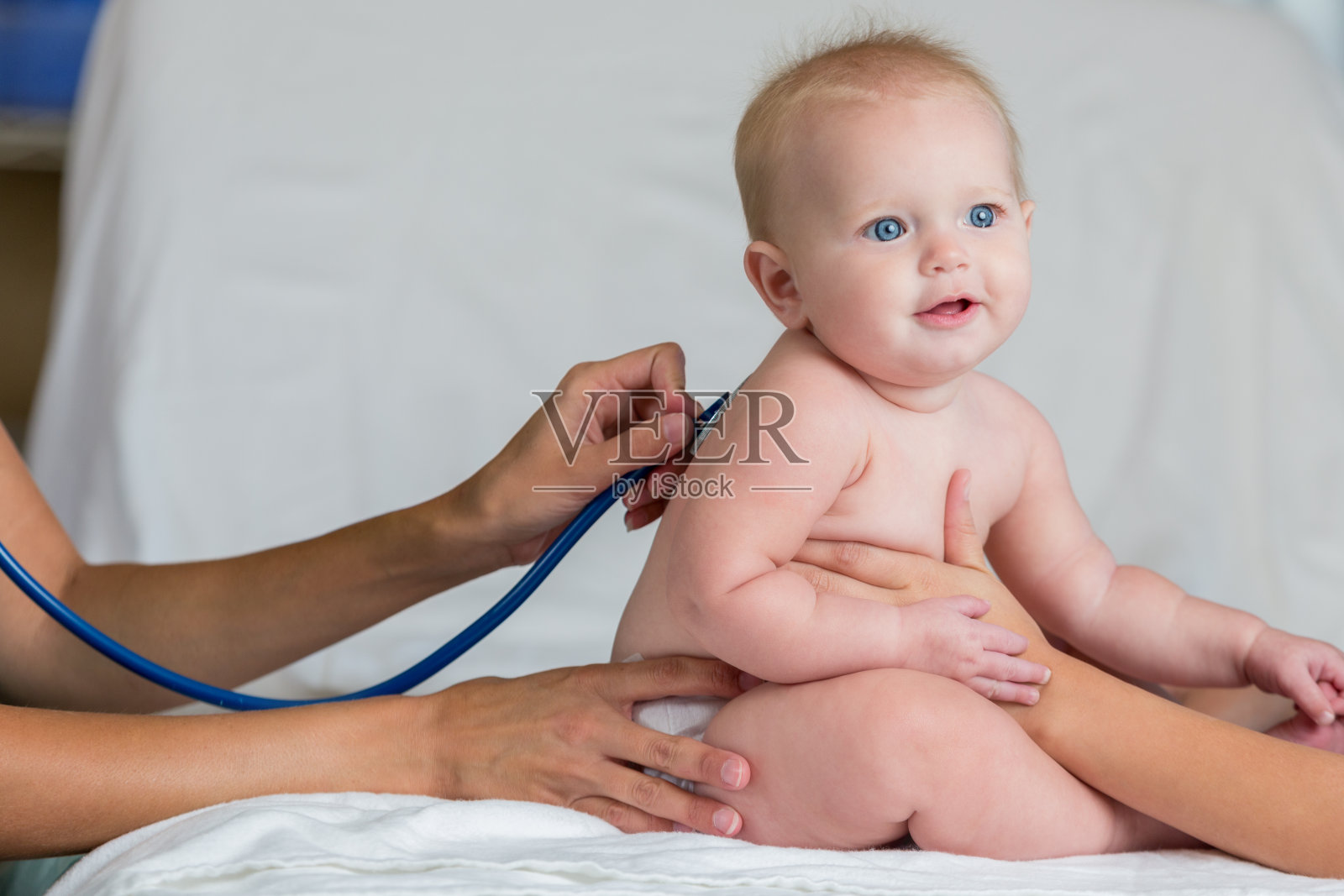 在体检中发现了漂亮的女婴照片摄影图片