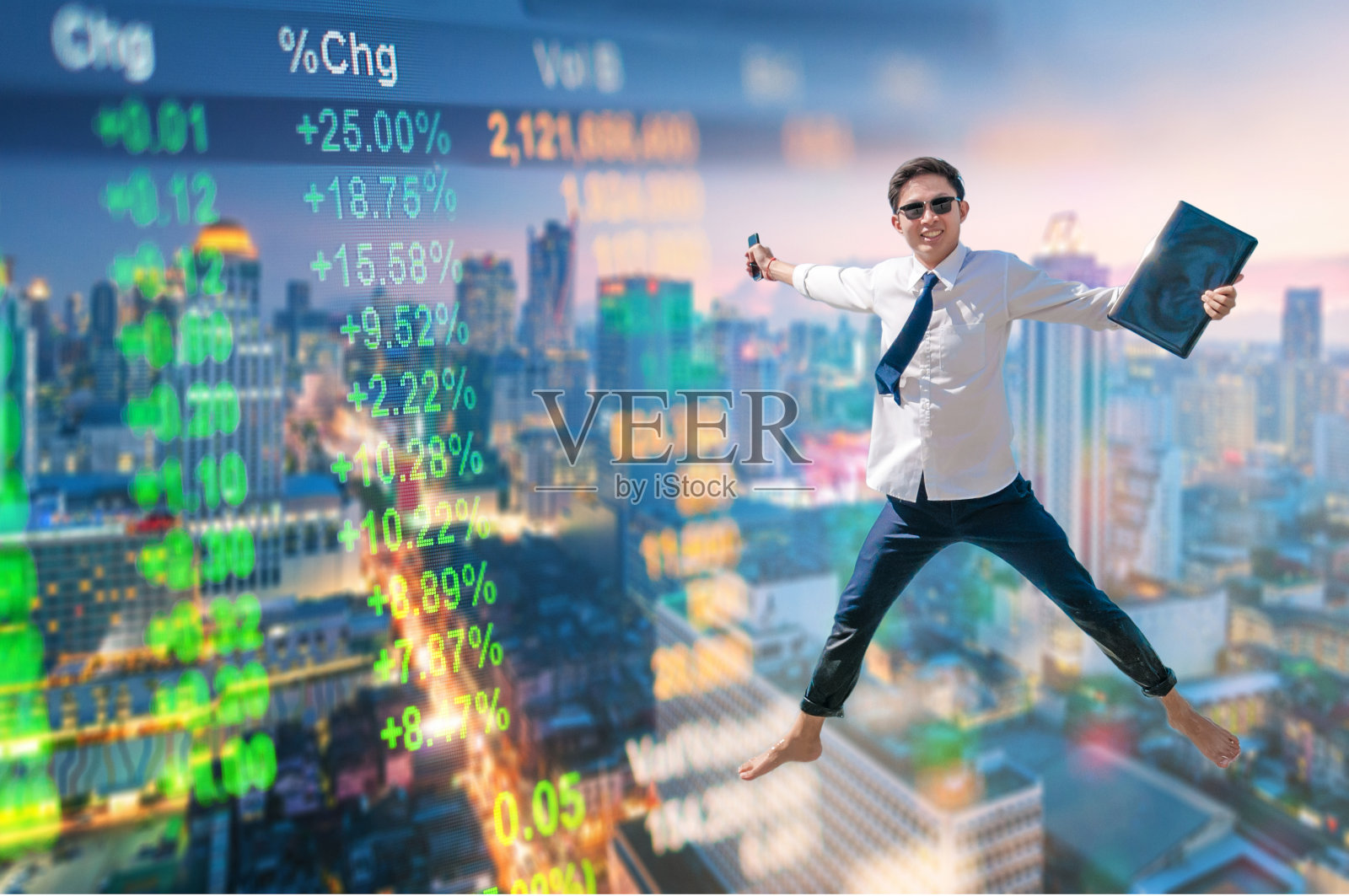 年轻的商人使用笔记本电脑和数字平板电脑的城市景观背景照片摄影图片