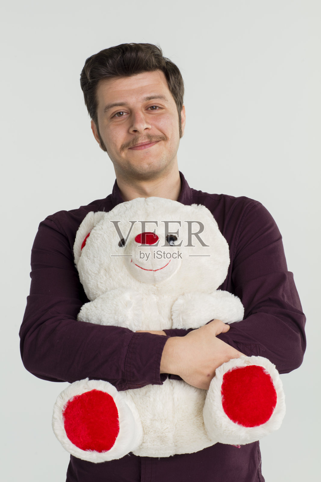 一个年轻人给他的女朋友一个惊喜照片摄影图片