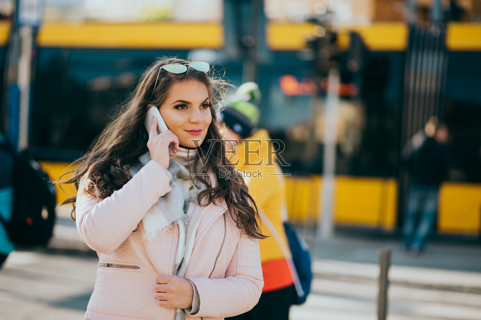 布达佩斯使用电话的女性照片摄影图片