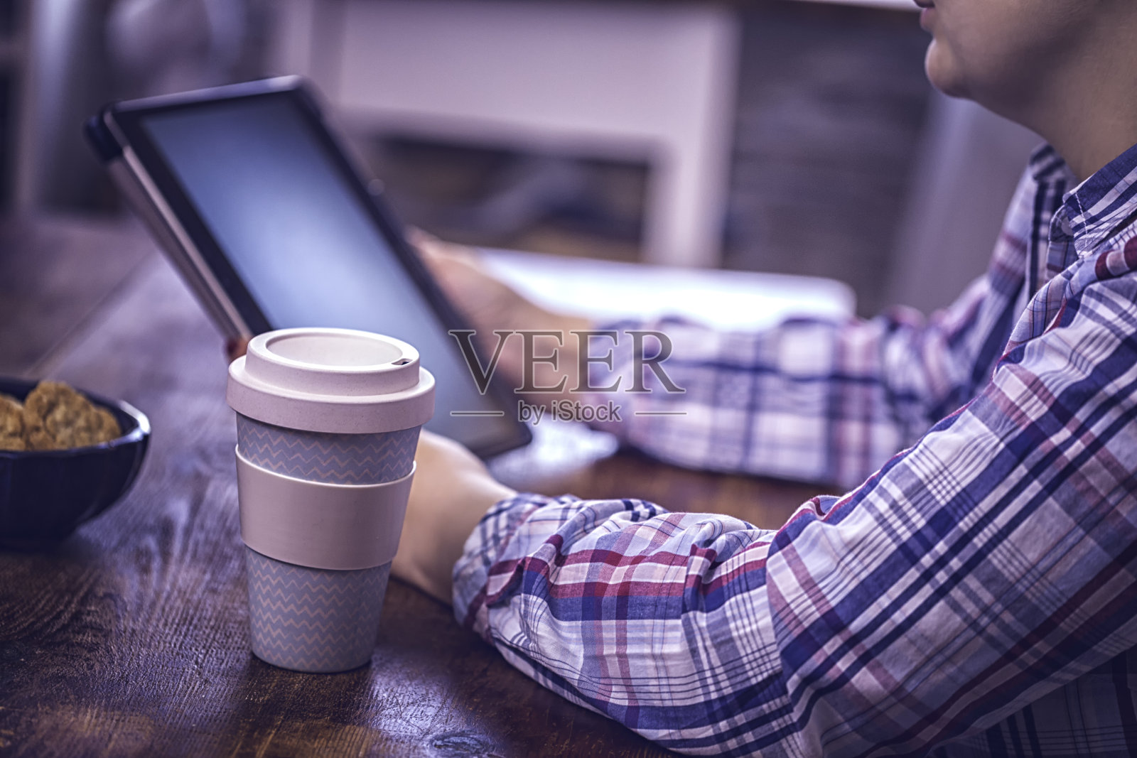 从咖啡杯喝咖啡照片摄影图片