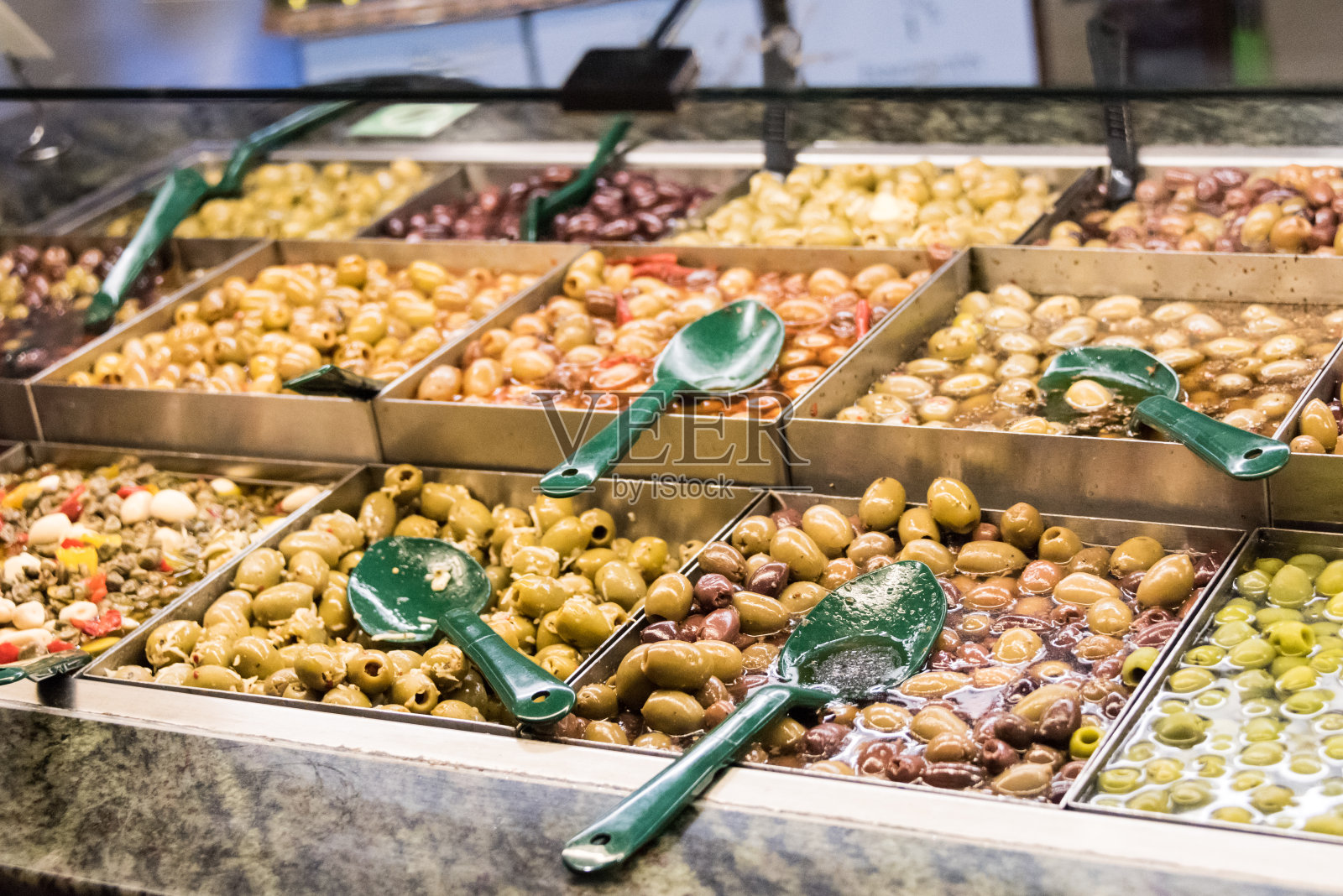 超市出售的什锦橄榄照片摄影图片