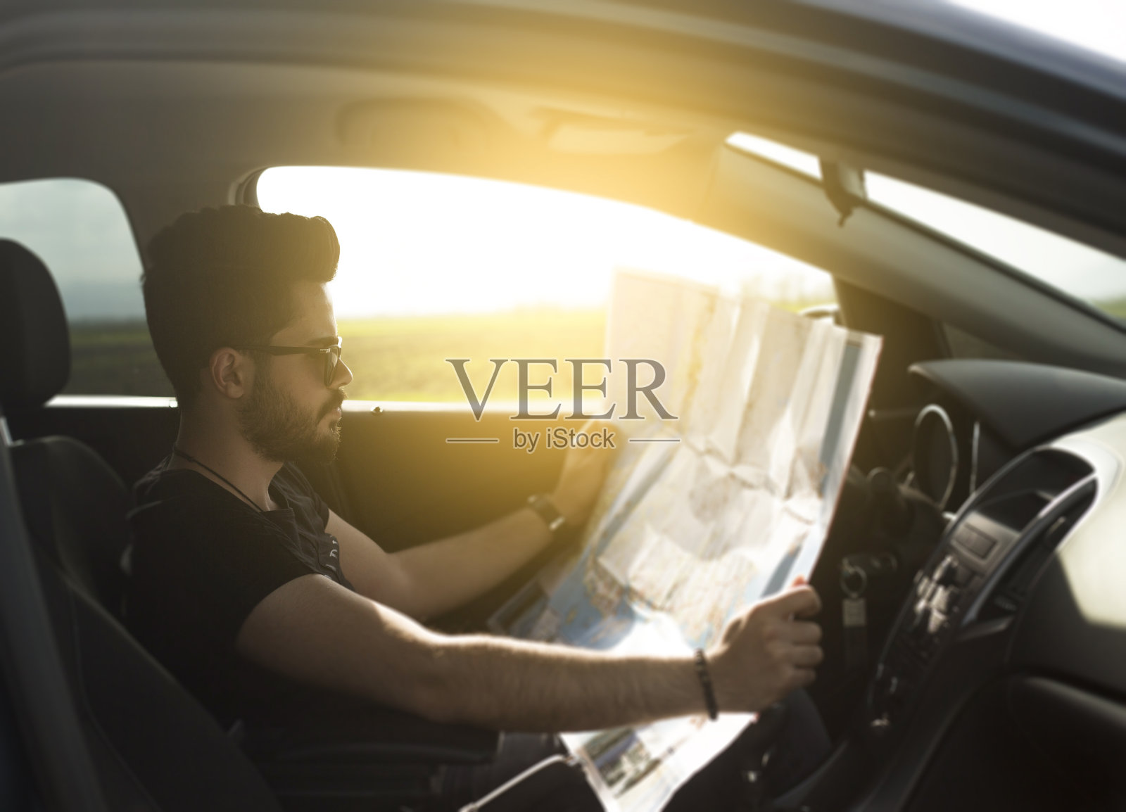 旅行中的人正在看地图照片摄影图片