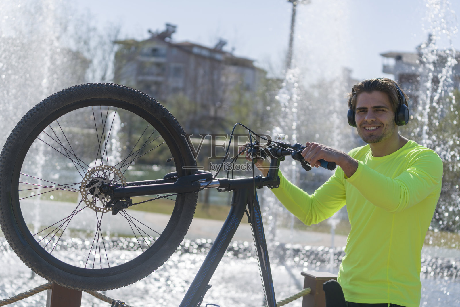 在公园里骑自行车的年轻人照片摄影图片