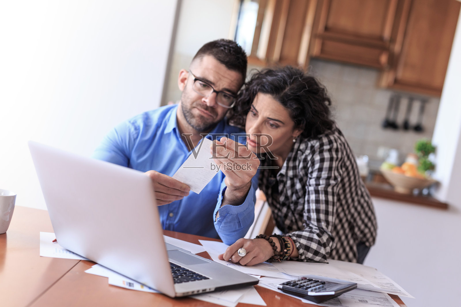 年轻夫妇做家庭预算照片摄影图片