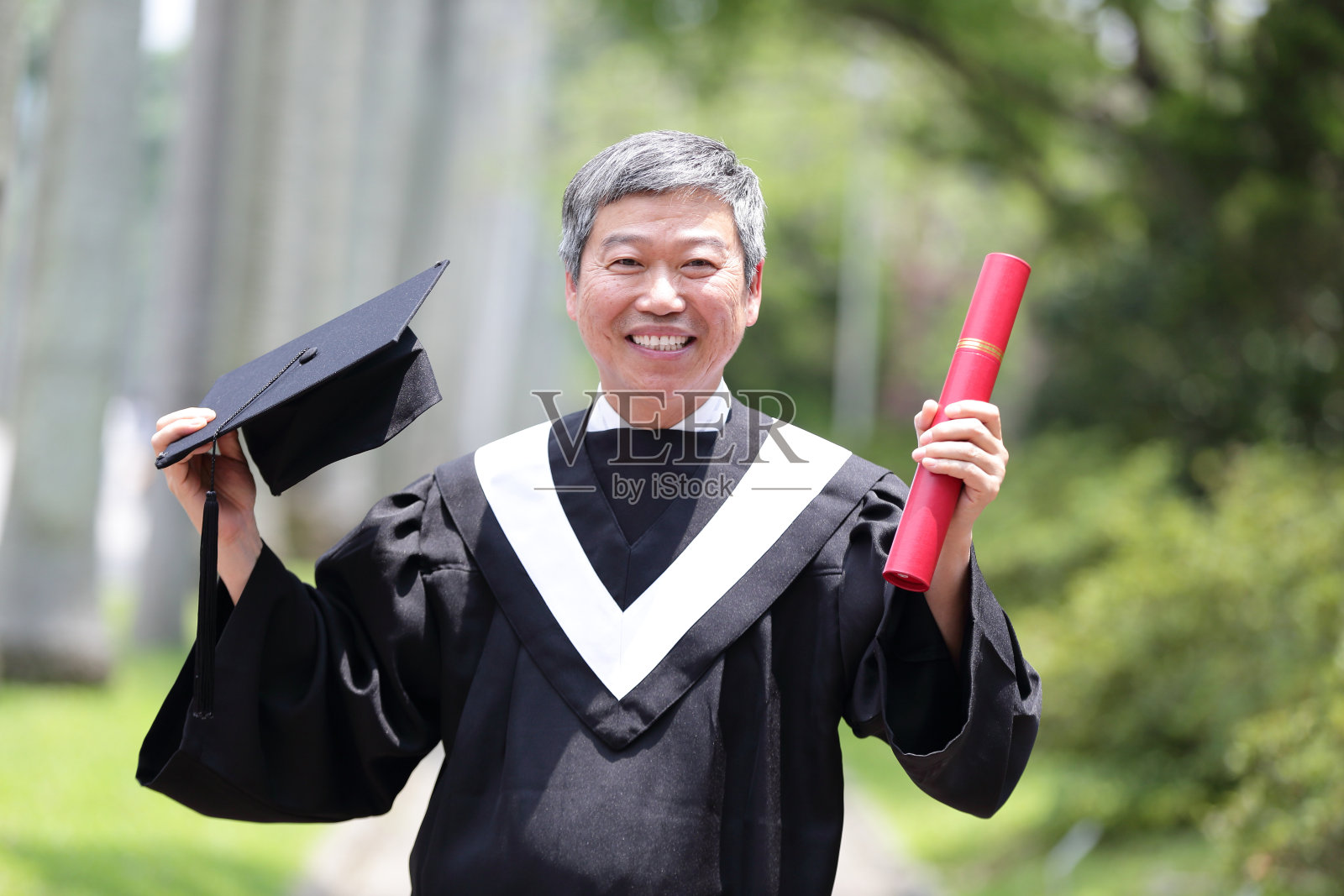 老人的研究生照片摄影图片