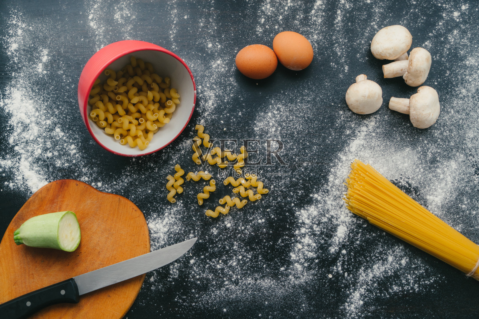 桌上有意大利面的配料照片摄影图片