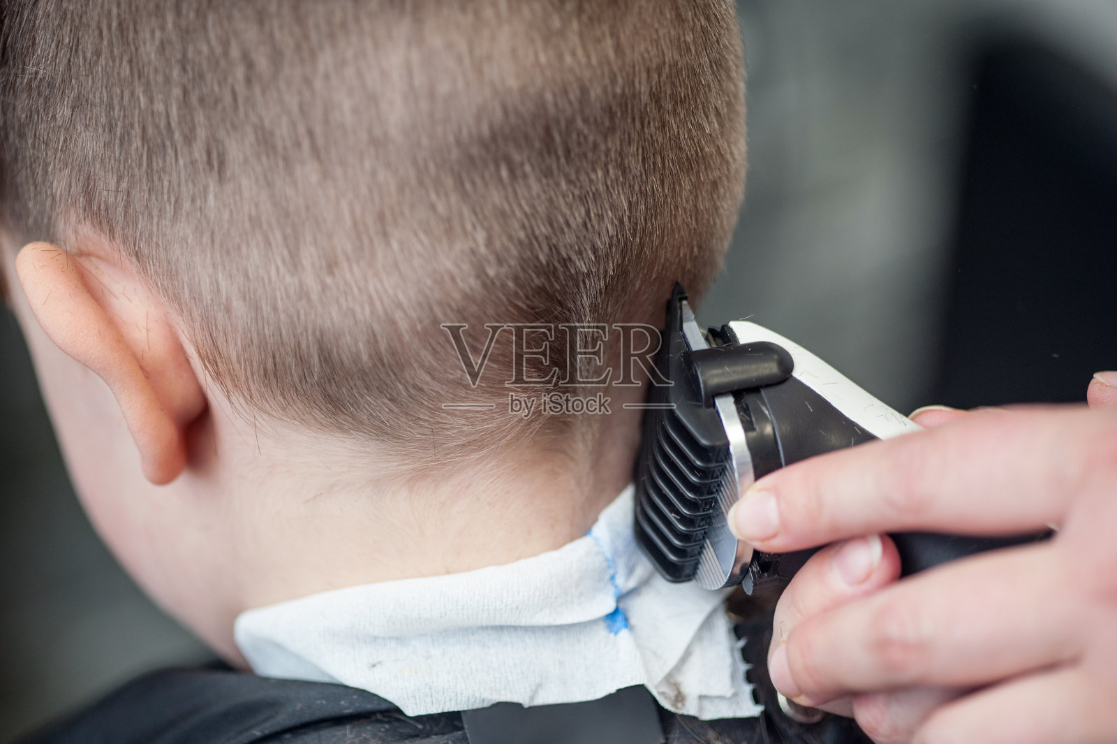 小男孩在理发店理发照片摄影图片