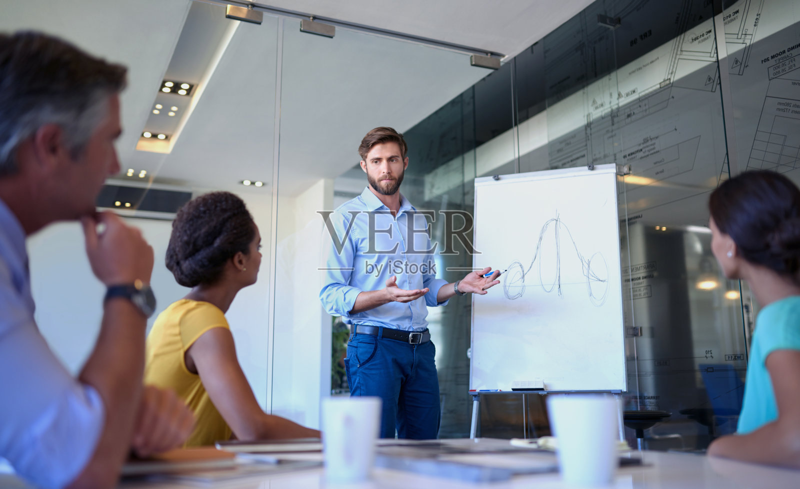 尽他所能解释清楚照片摄影图片