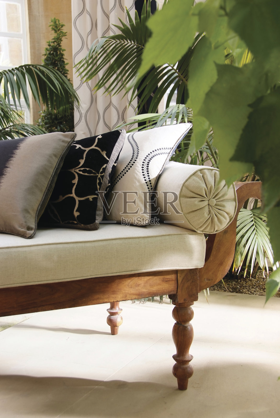 家庭内部的一个现代客厅与躺椅休息室照片摄影图片