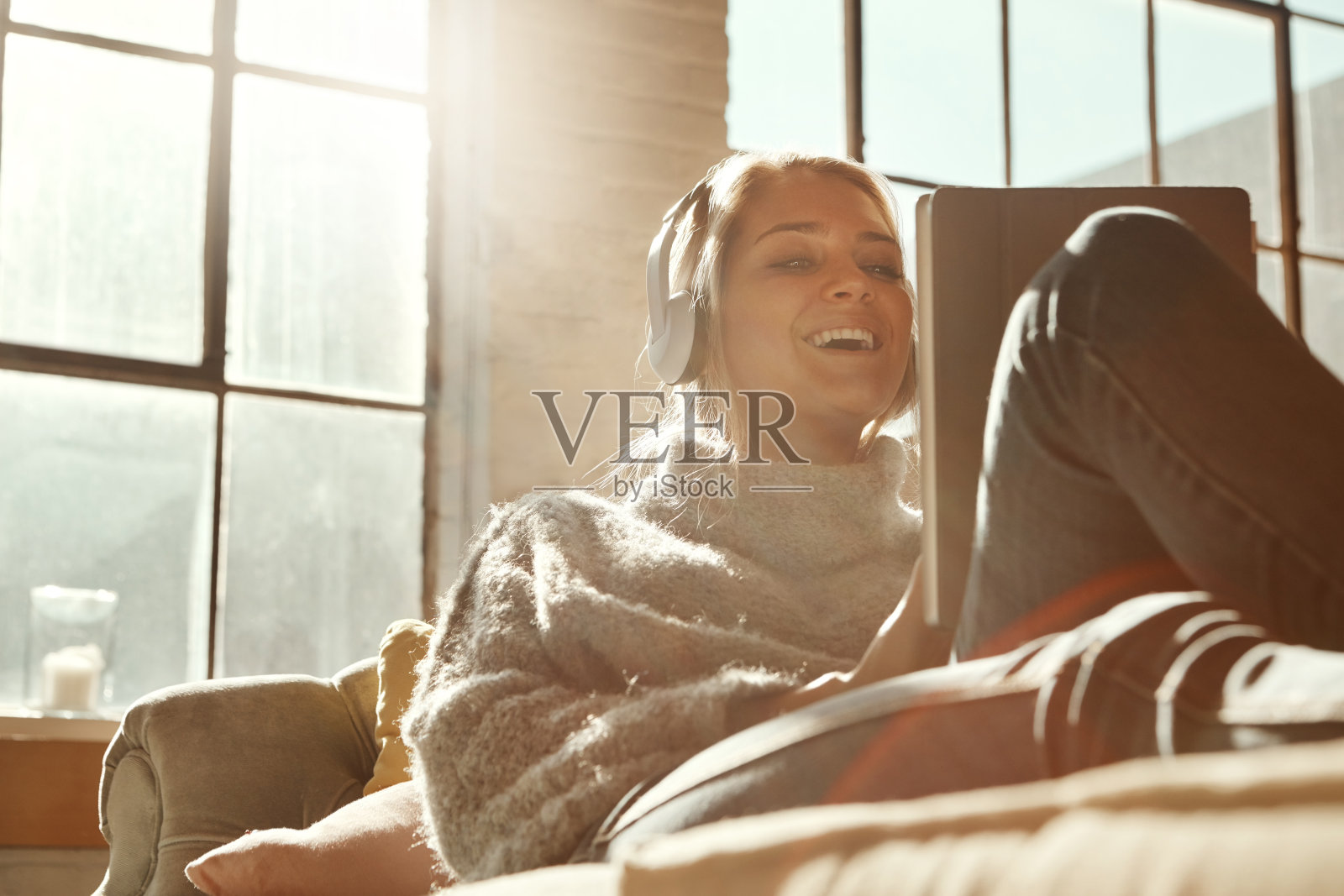 智能科技已经覆盖了她的娱乐活动照片摄影图片