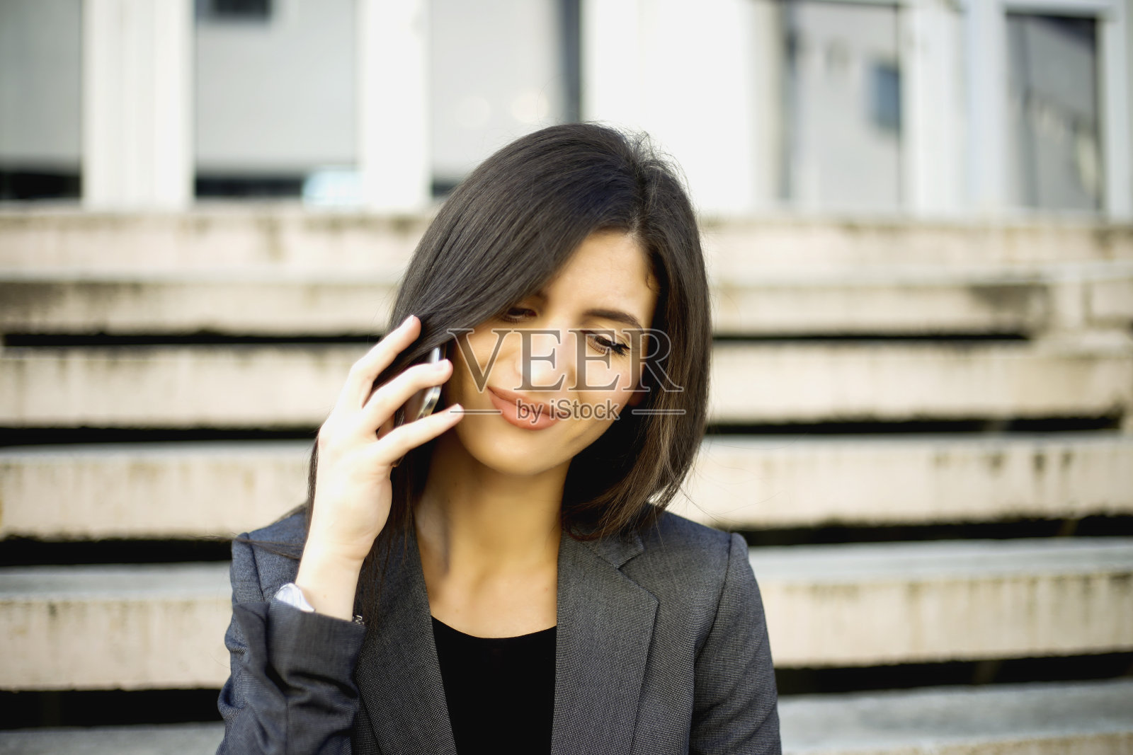 商务女性用手机和笔记本电脑聊天照片摄影图片