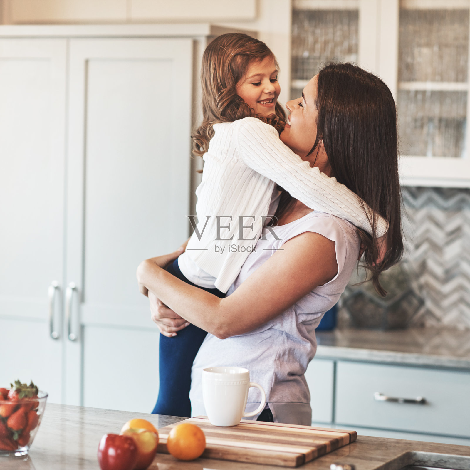 和她的小可爱拥抱照片摄影图片