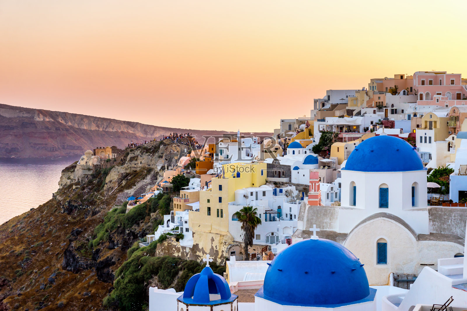 伊亚岛，圣托里尼岛，希腊和浪漫的天空照片摄影图片