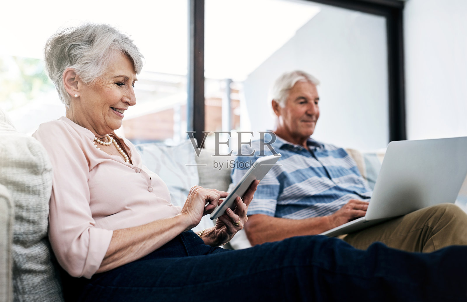 联网退休生活照片摄影图片