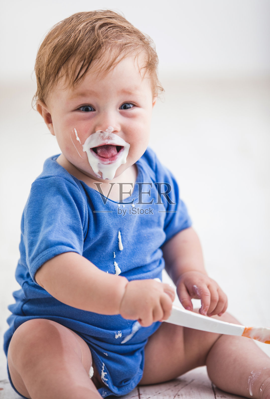 宝宝用勺子独立吃酸奶，宝宝引导断奶照片摄影图片