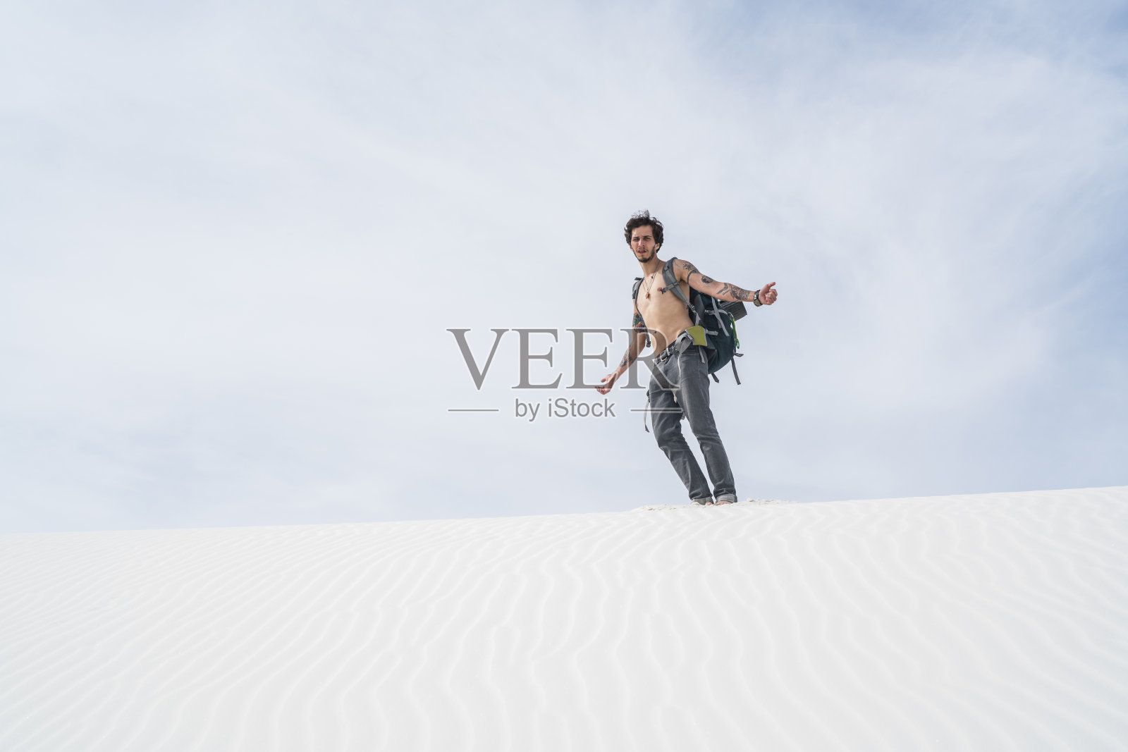 这位年轻人，旅行者，背包客，正在探索新墨西哥州的白沙国家纪念碑照片摄影图片