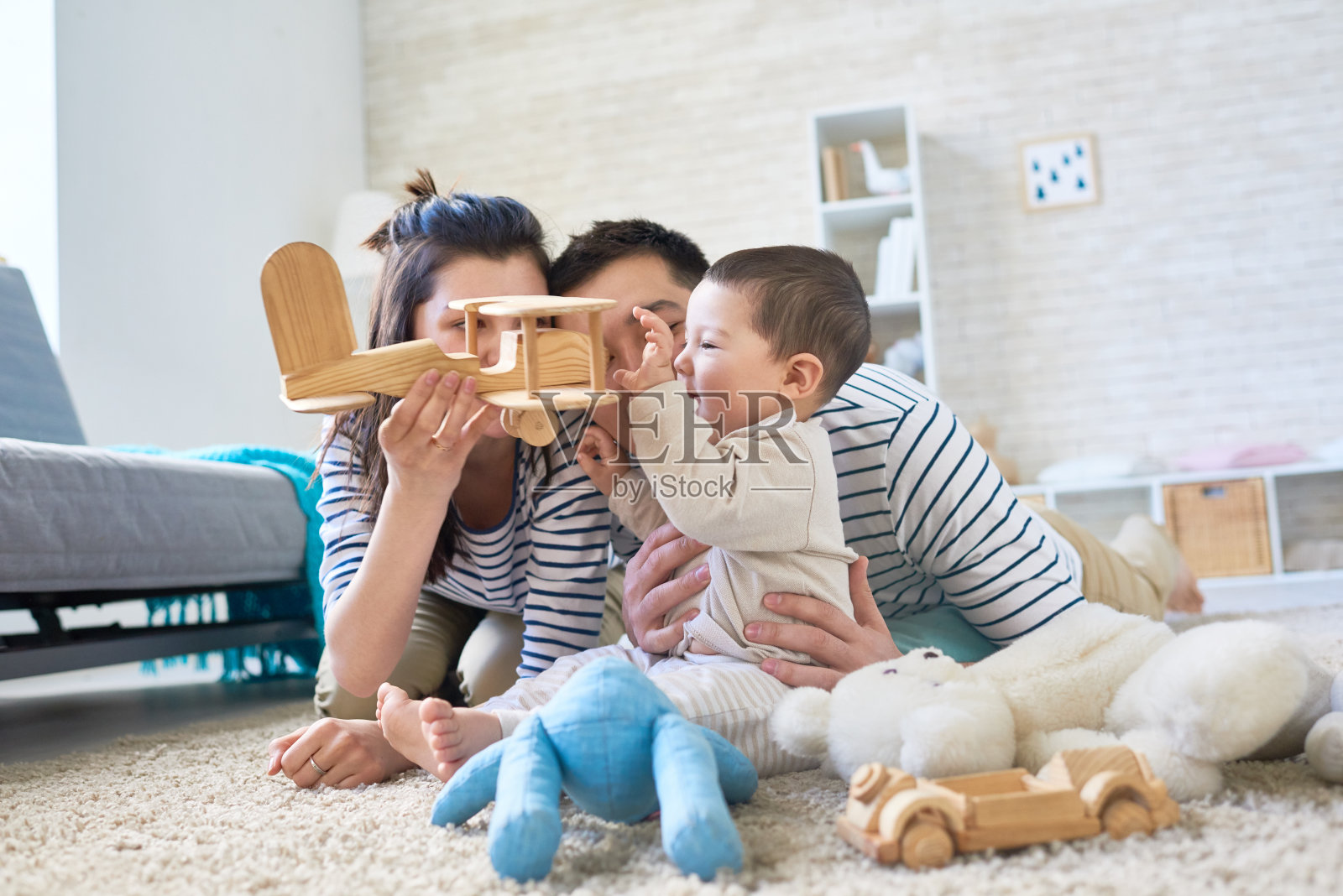 用玩具探索世界照片摄影图片