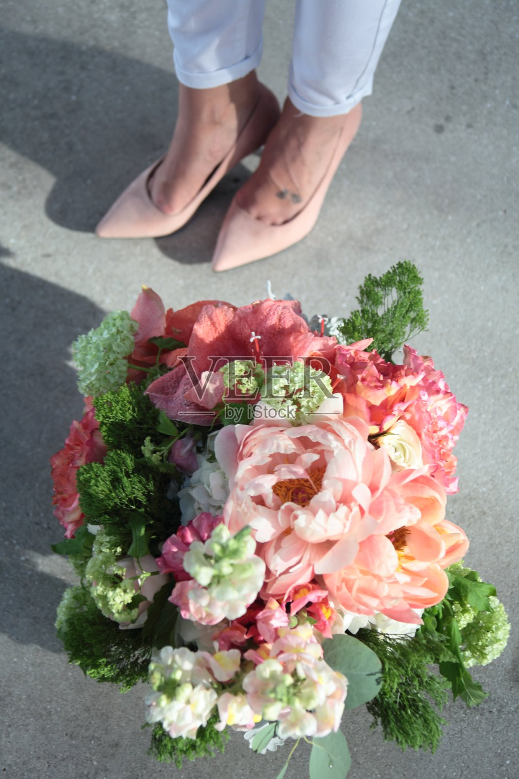 拿着一束花的女人。照片摄影图片