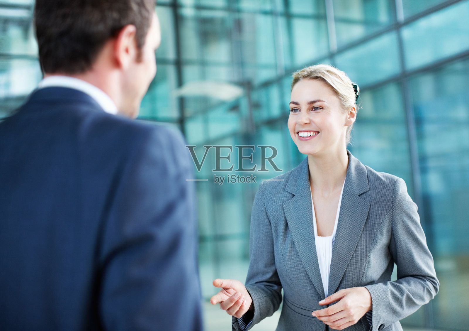 与商人交谈的职业女性照片摄影图片