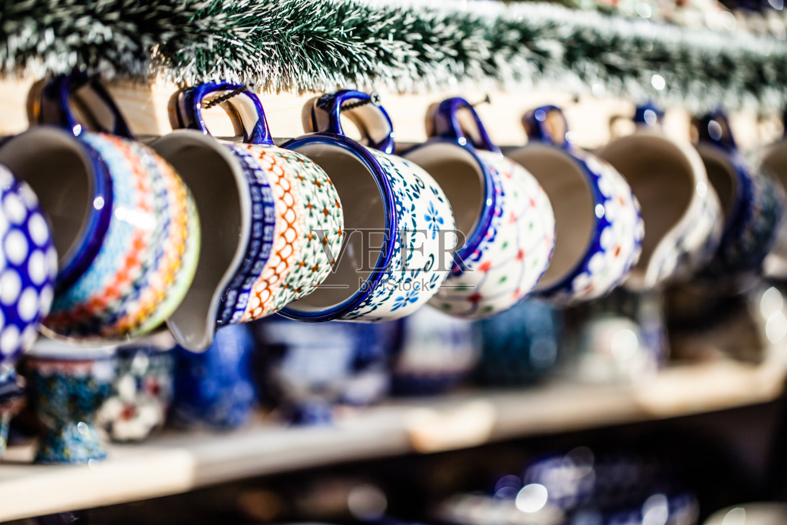 彩陶在传统的波兰市场。照片摄影图片