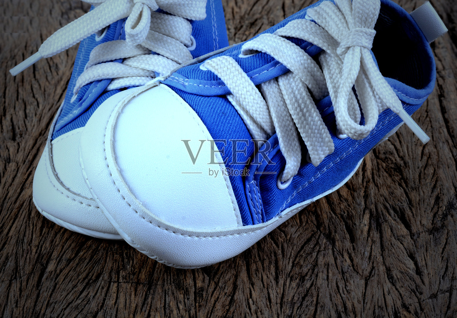 婴儿运动鞋上的木材背景照片摄影图片