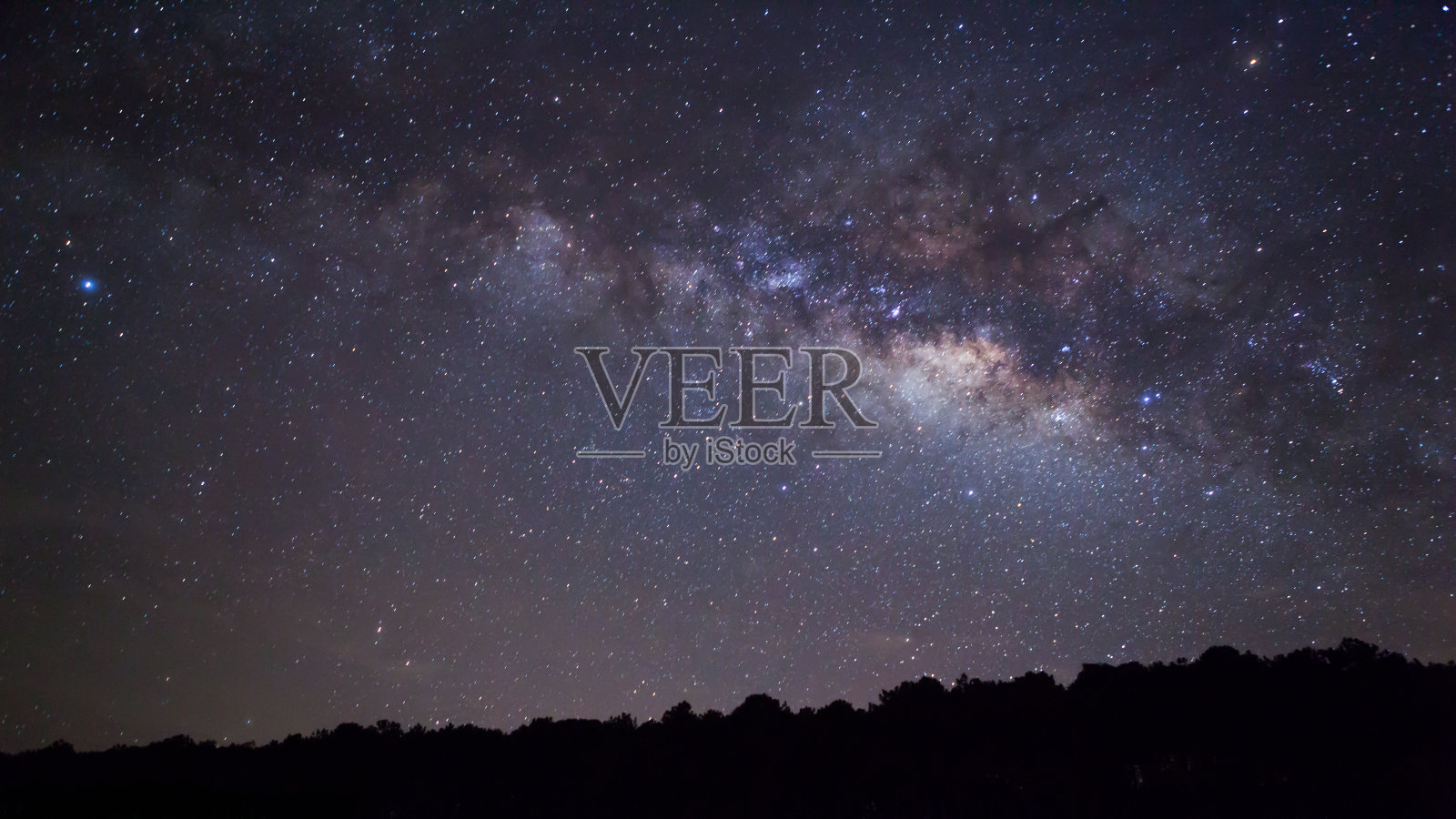 树和银河的剪影。长时间曝光照片。照片摄影图片