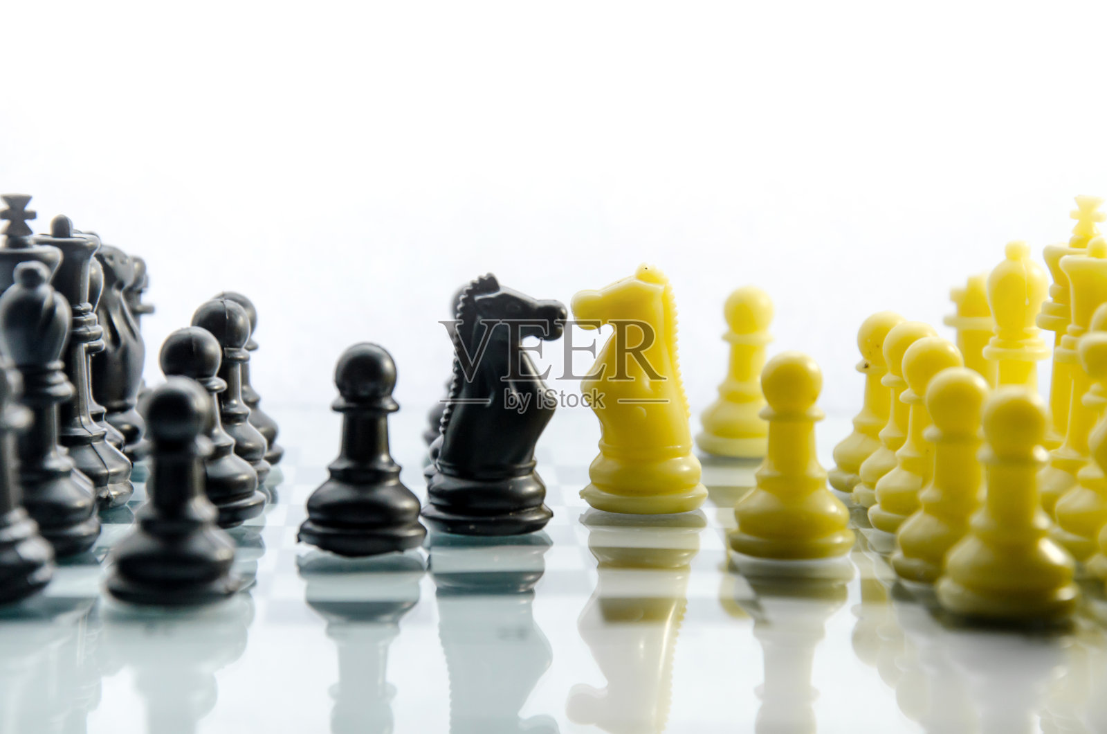 棋子孤立在白色背景上的棋盘照片摄影图片