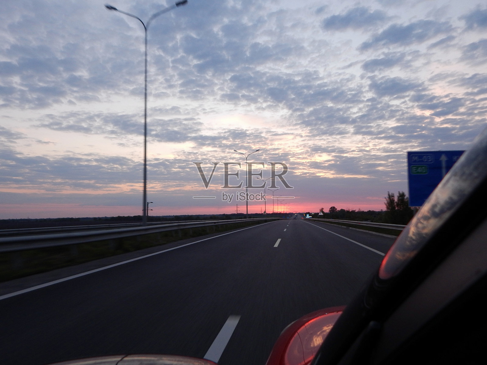 高速公路上高速行驶的汽车照片摄影图片