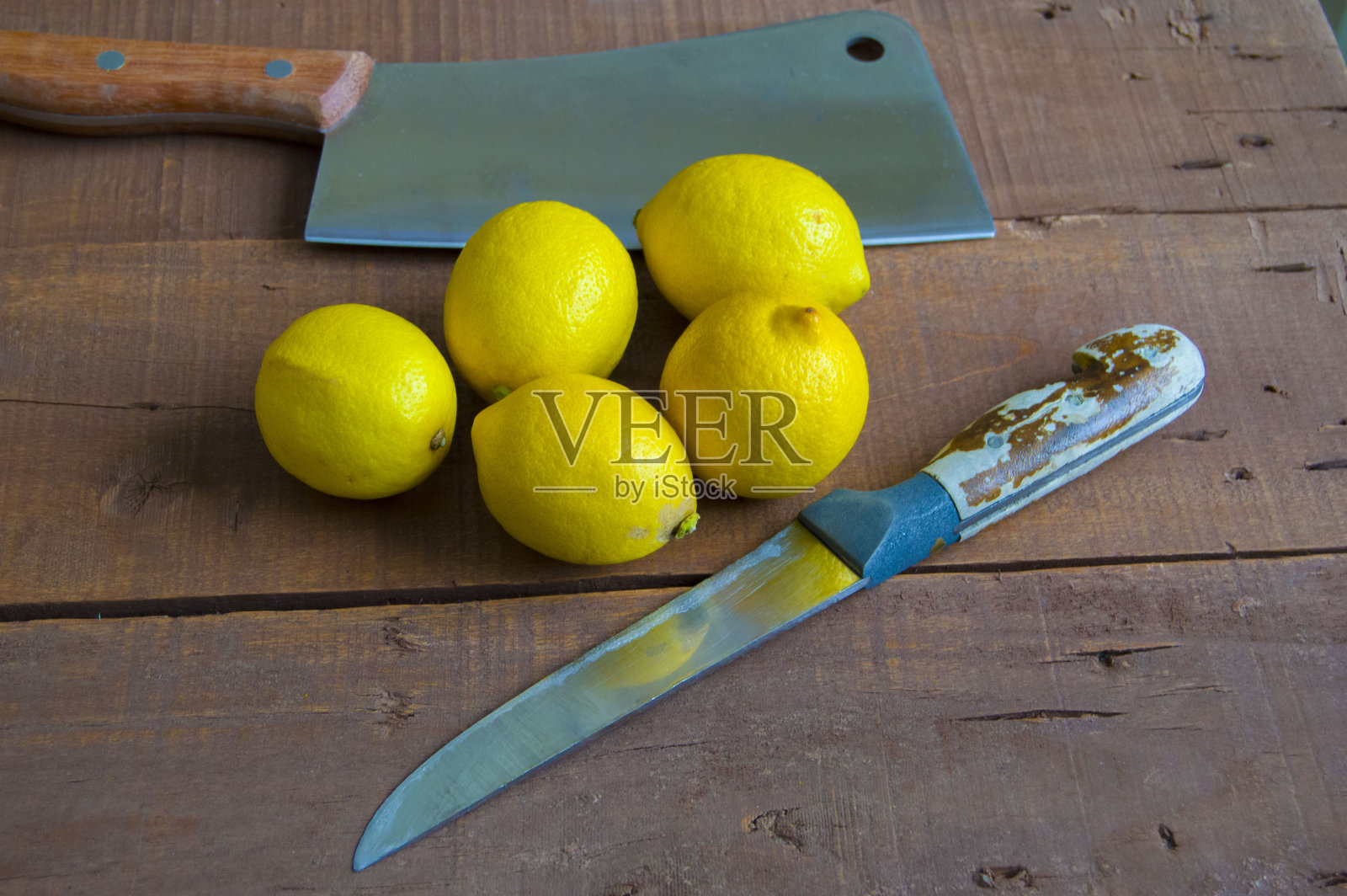 在沙拉上放上新鲜多汁的柠檬，可以用来做鱼照片摄影图片