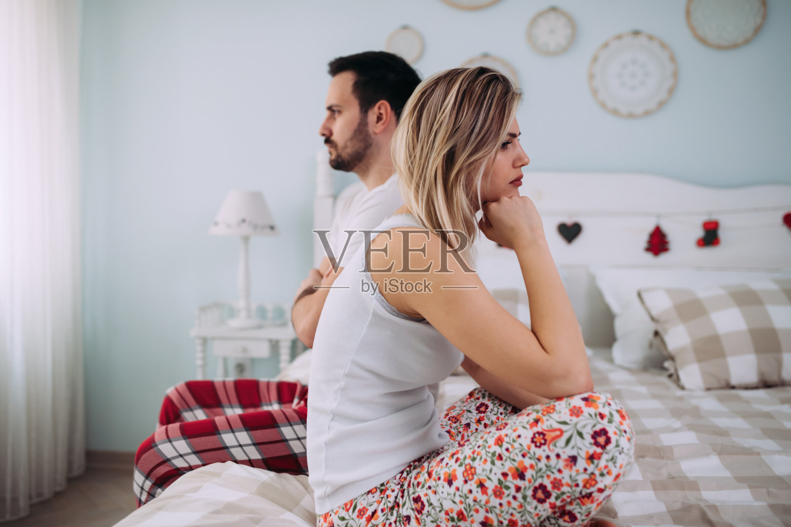 夫妻在床上有争吵和性问题照片摄影图片