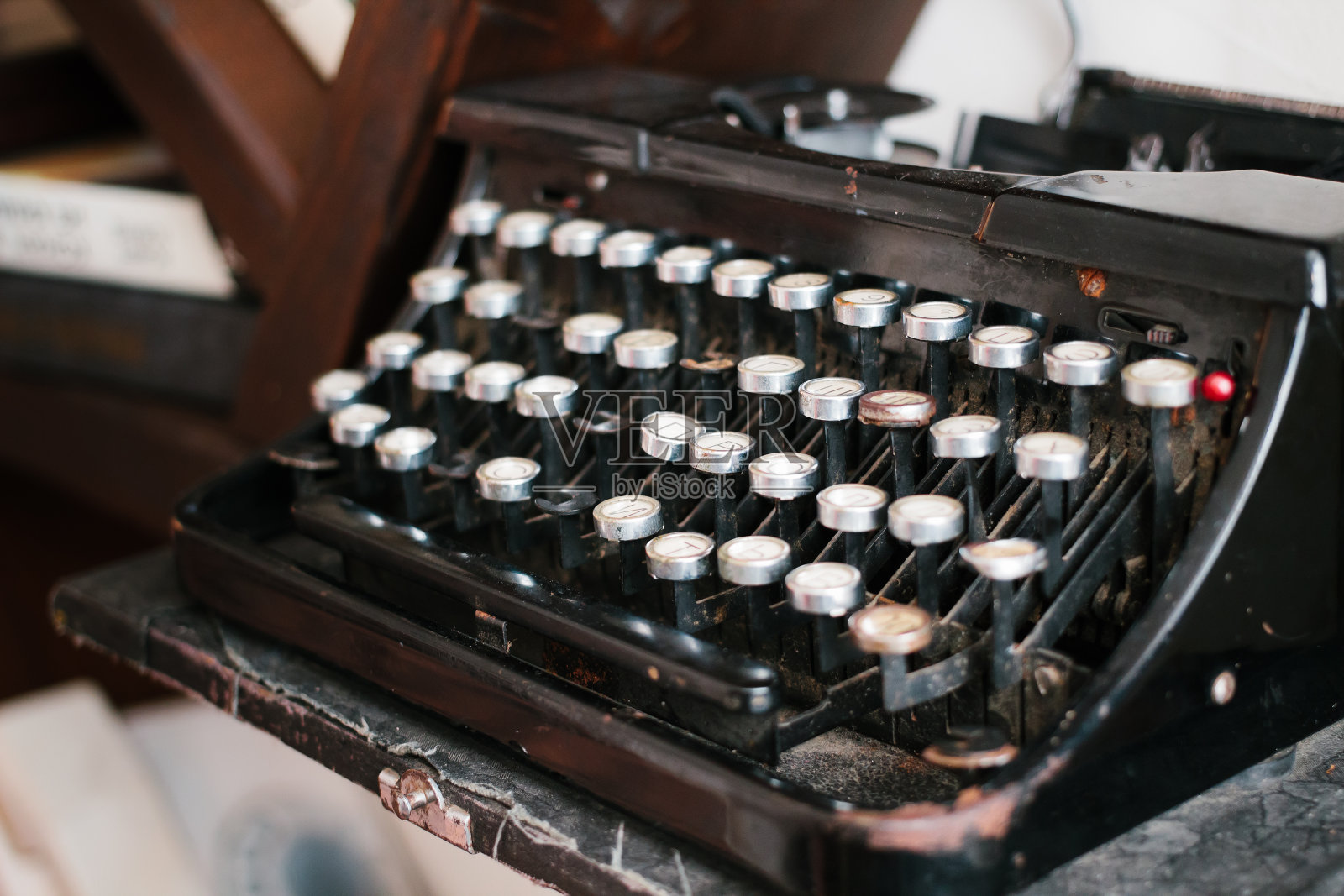 古董打字机，老式的满是灰尘的打字机，侧视图照片摄影图片