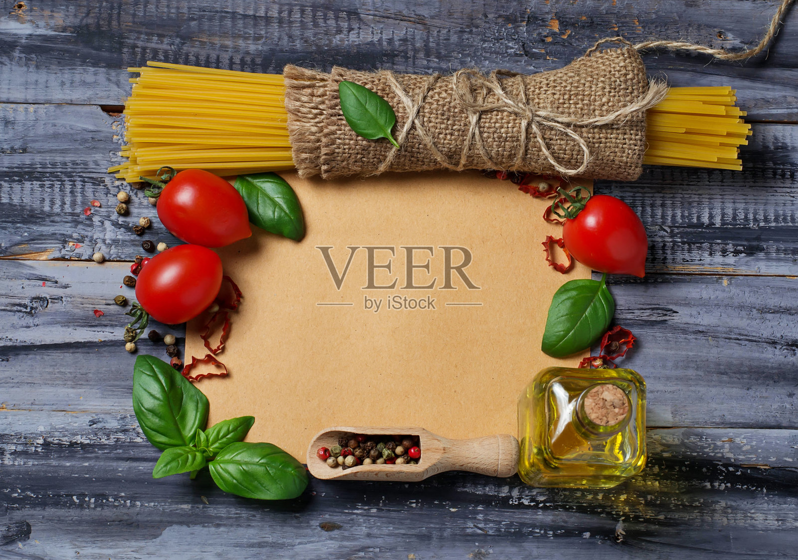 意大利菜的概念是意大利面，西红柿，罗勒，橄榄油照片摄影图片