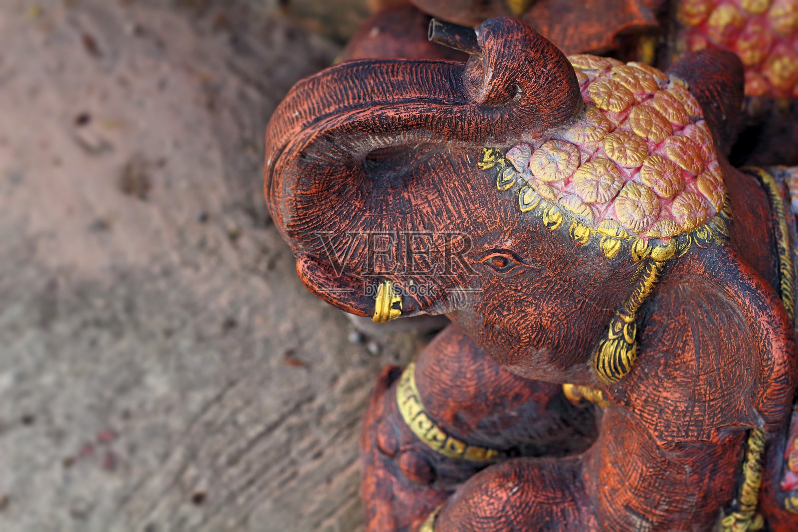 泰国花园里的大象雕像。照片摄影图片