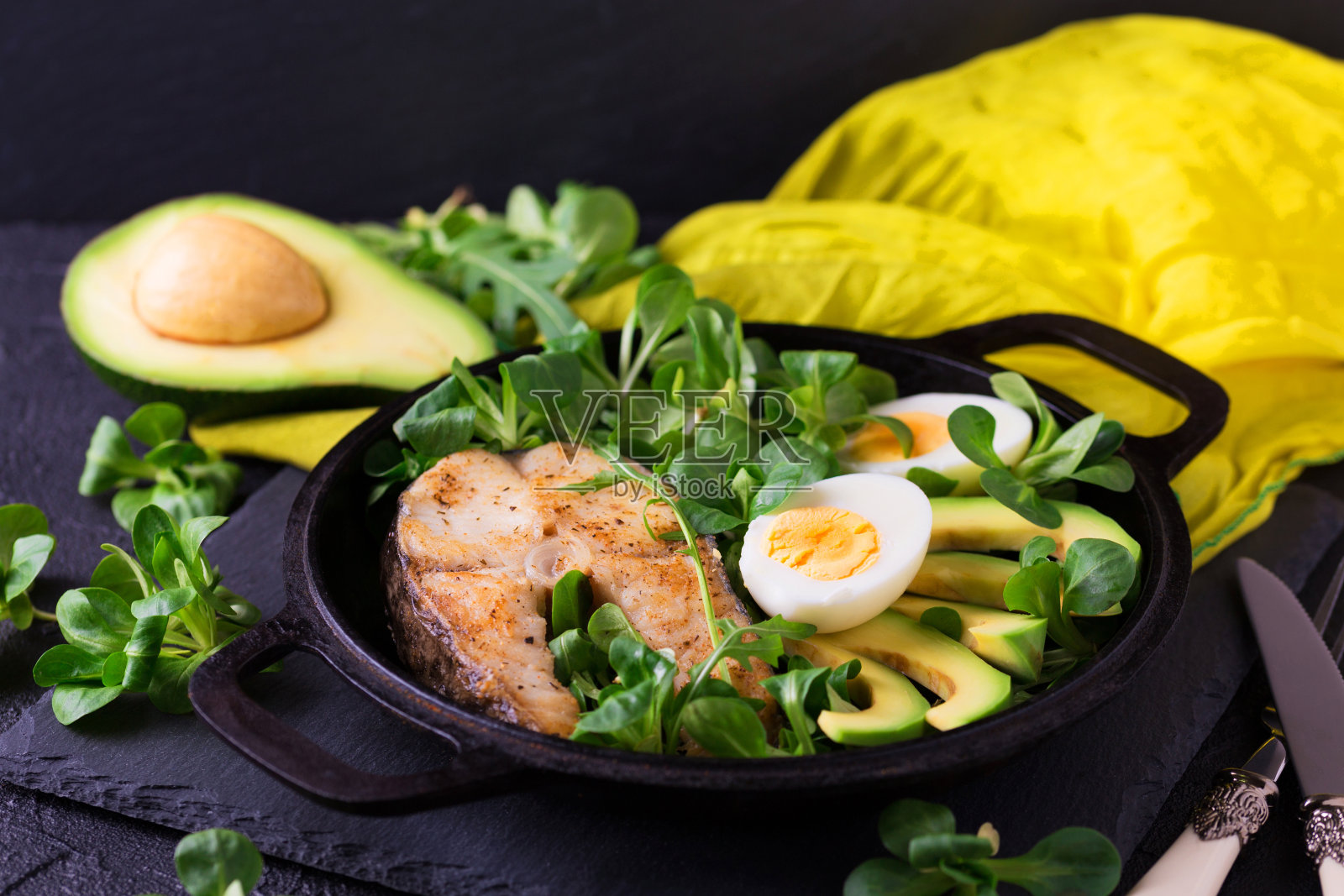 烤鲶鱼排配鳄梨、芝麻菜和沙拉照片摄影图片