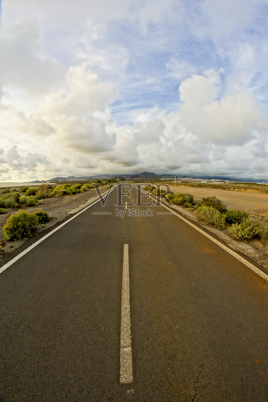 漫长的沙漠之路照片摄影图片