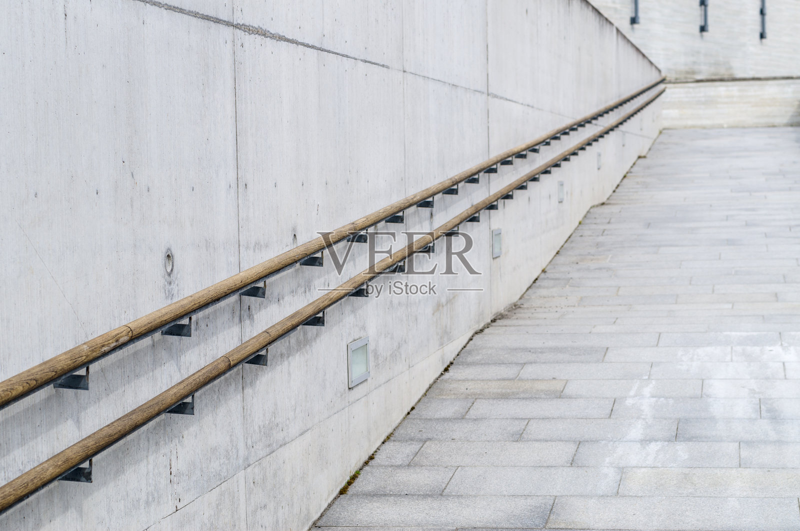 楼上消失的斜坡使用轮椅照片摄影图片