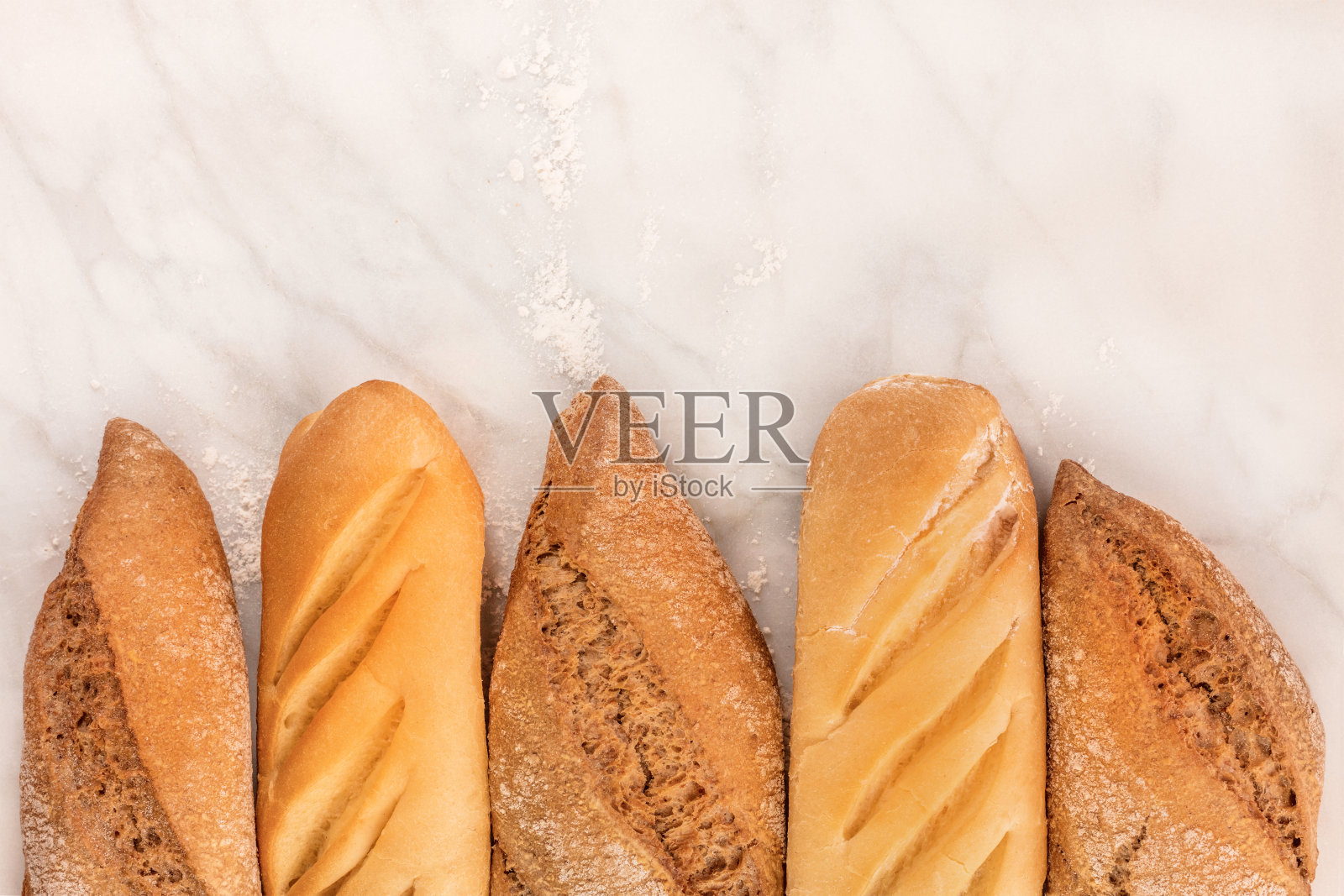 黑麦和小麦面包，面粉，白色大理石照片摄影图片