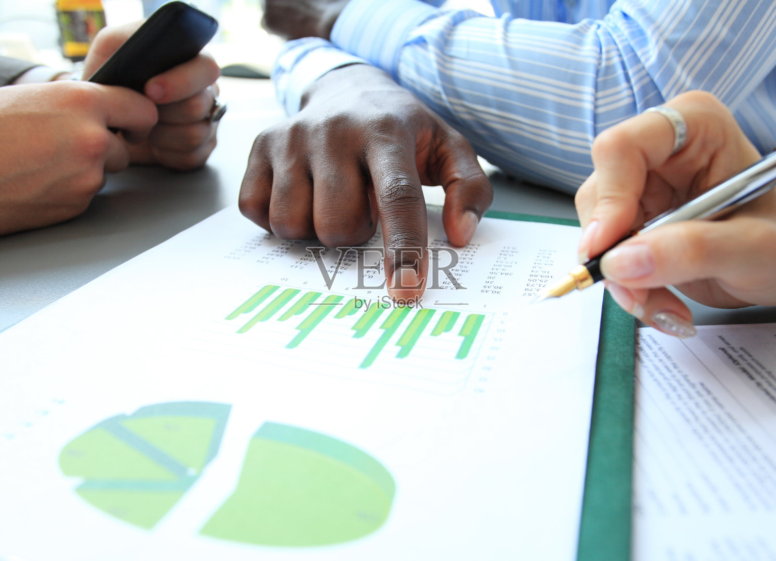 商务人士开会讨论市场形势照片摄影图片