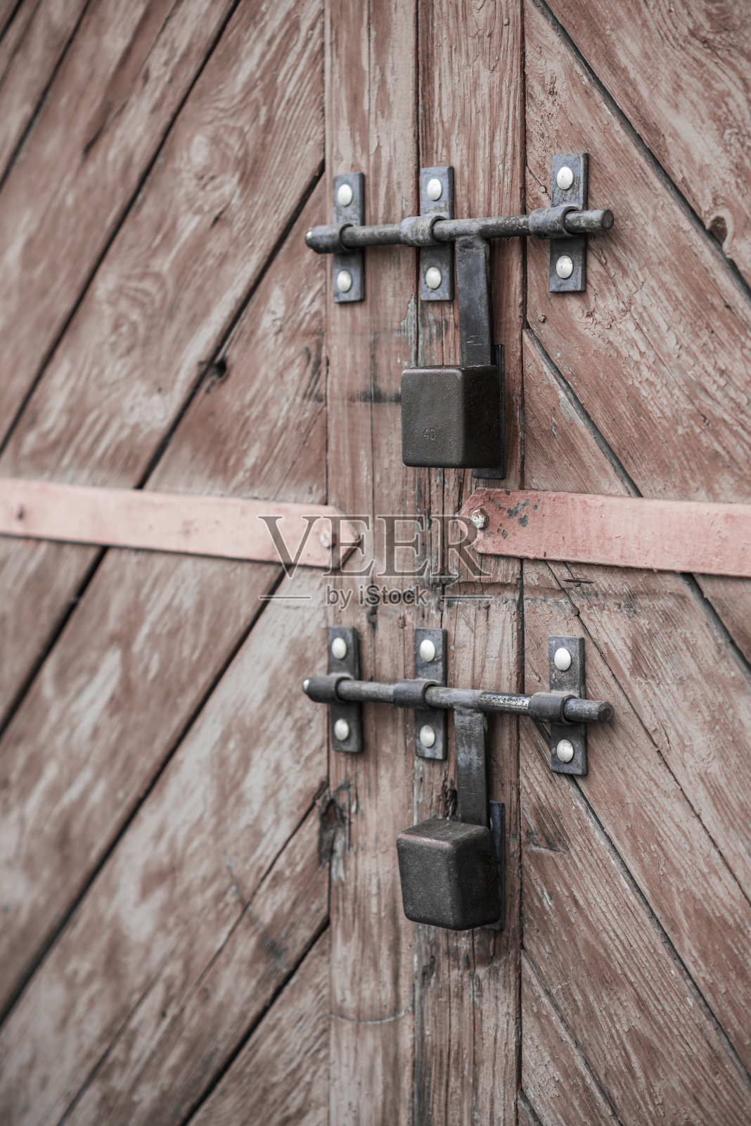 旧的门和挂锁。设置的背景照片摄影图片