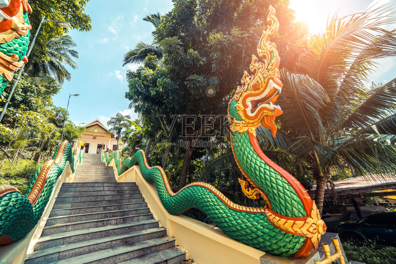 带龙的楼梯通往泰国寺庙。泰国普吉岛帕东苏旺基立王寺。照片摄影图片