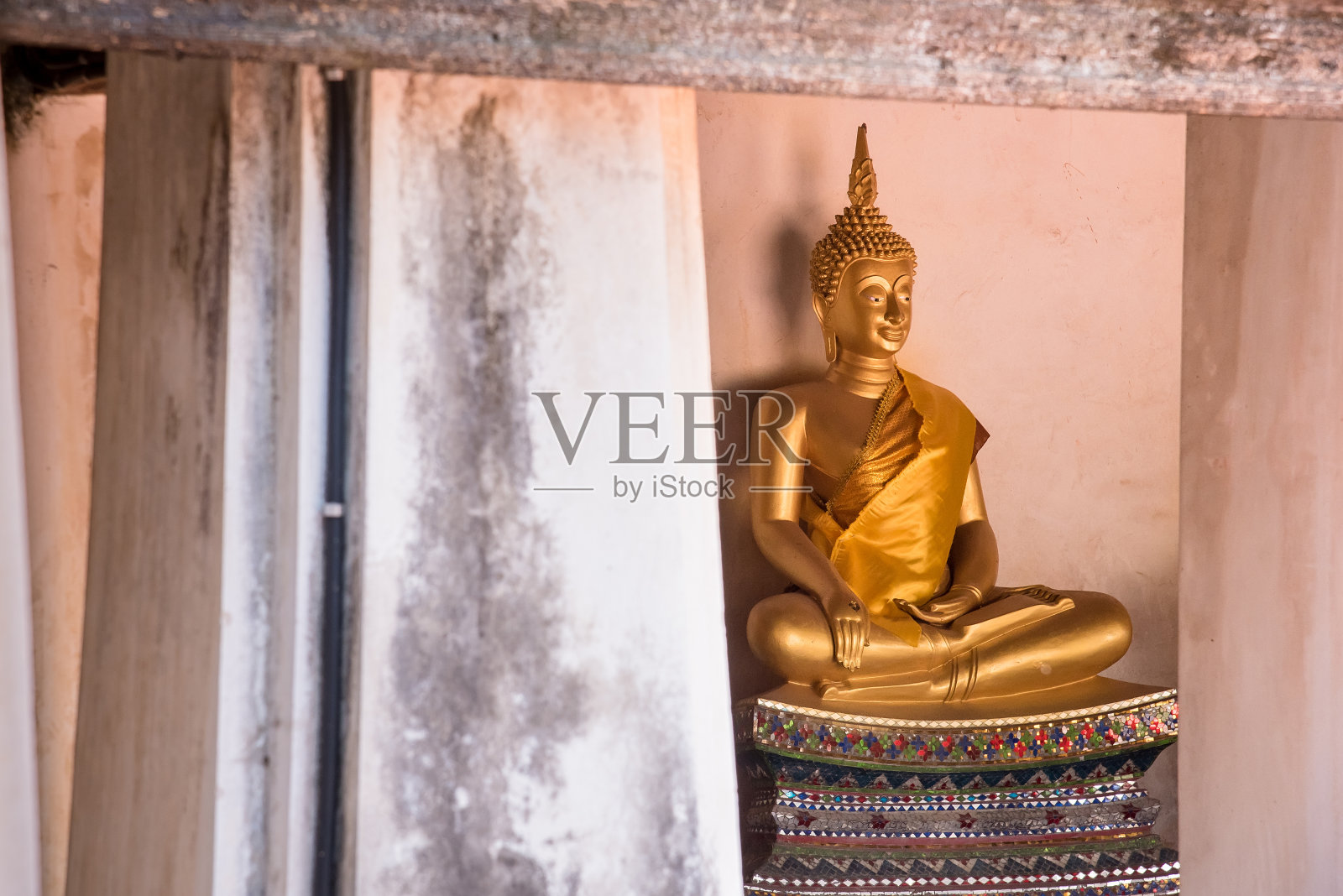 泰国，大城府——2017年3月12日:泰国，大城府，普特沙万寺金佛雕像照片摄影图片