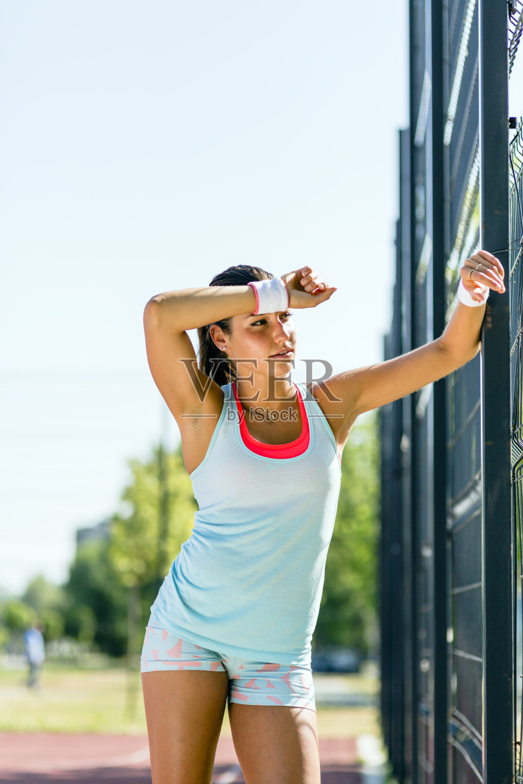 美丽的年轻女子正在休息照片摄影图片
