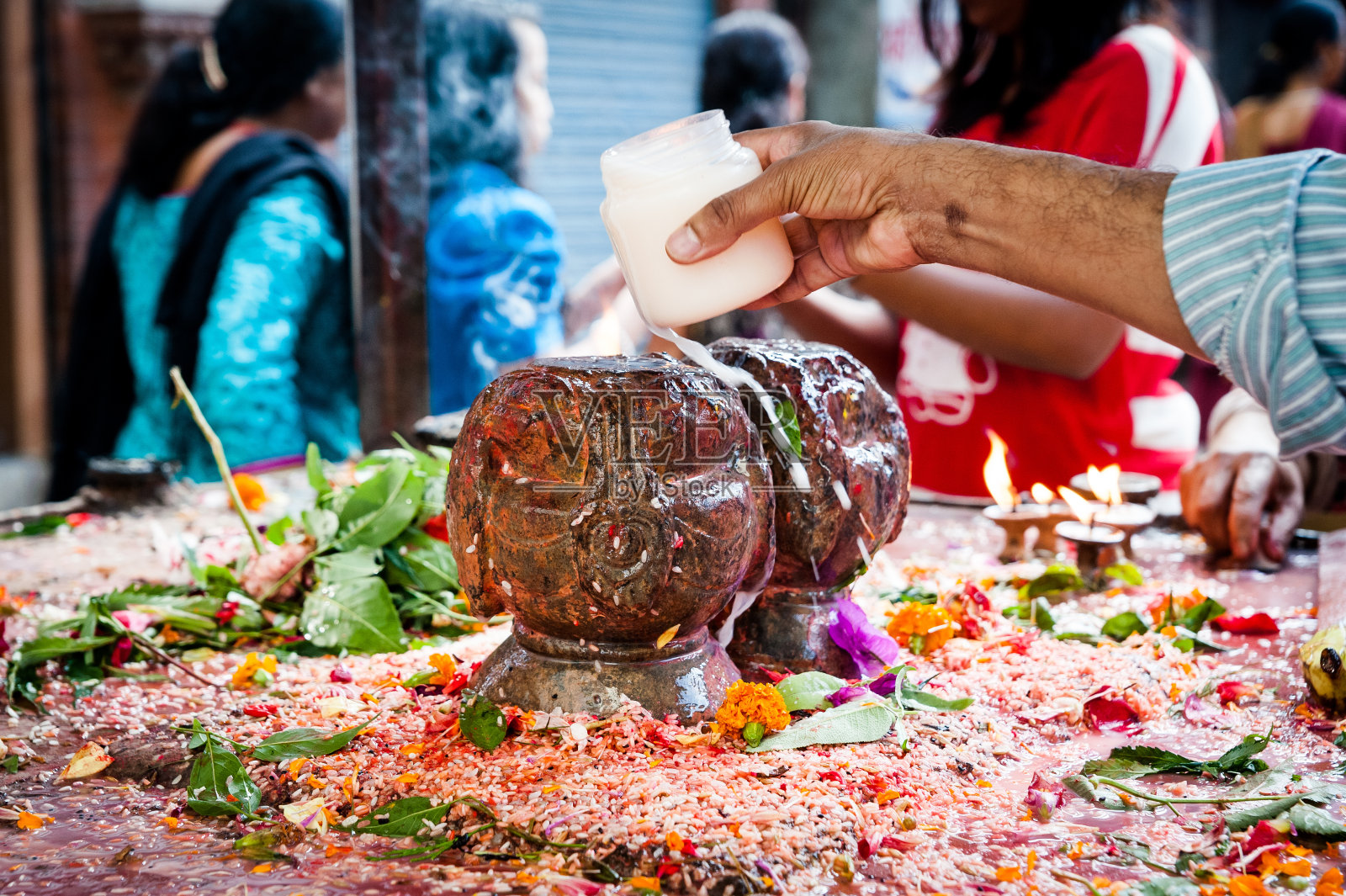 在尼泊尔的加德满都，信徒们正在求婚照片摄影图片