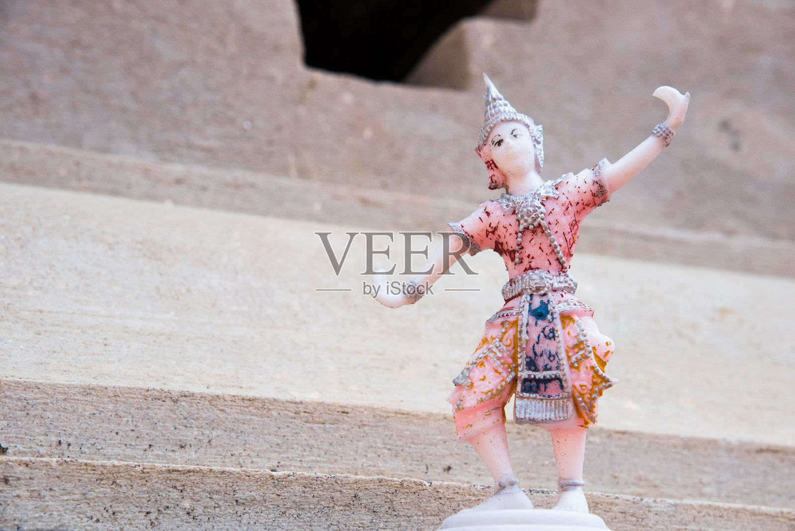 小的油漆娃娃作为祭品。泰国娃娃天使娃娃泰国儿童天使。照片摄影图片